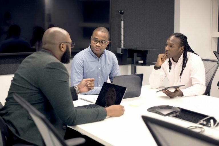Pessoas em reunião de trabalho com notebooks