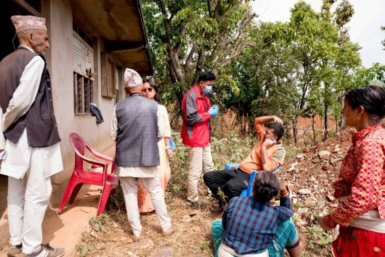 Equipe em atendimento comunitário junto às famílias
