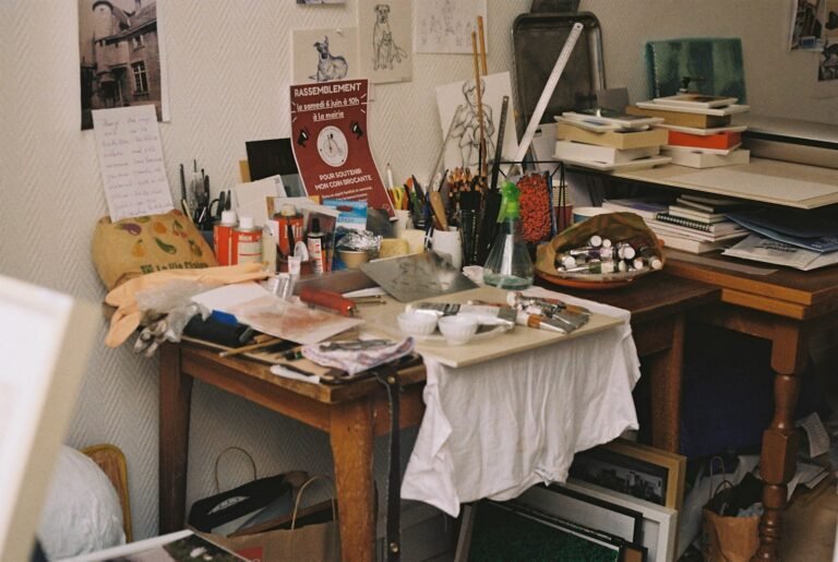 Ateliê de artista com materiais de pintura
