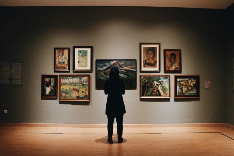 Visitante observando quadros em galeria de arte