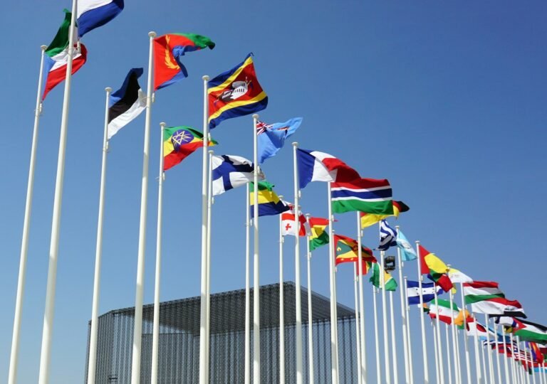 Bandeiras de diversos países hasteadas ao vento