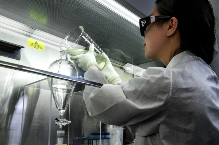 Cientista analisando amostras em laboratório