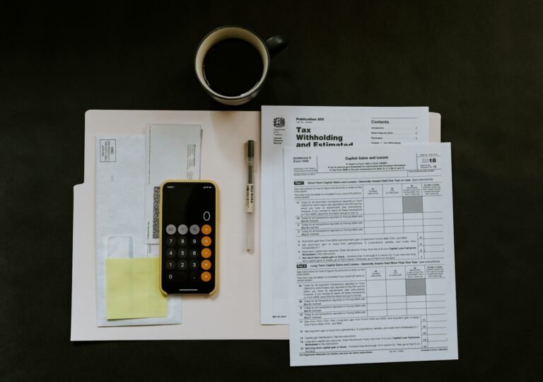 Documentos contábeis e fiscais sobre a mesa