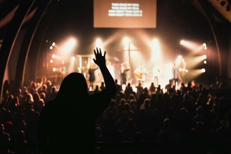 Celebração religiosa com participação da comunidade