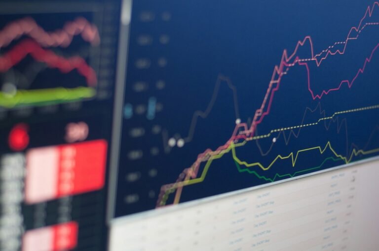 Monitor exibindo gráficos econômicos