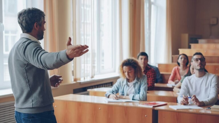 Professor ministrando aula para turma universitária