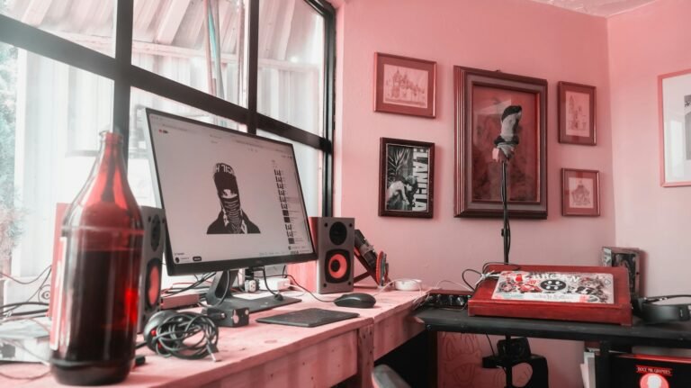 Espaço criativo com computador e equipamentos de produção