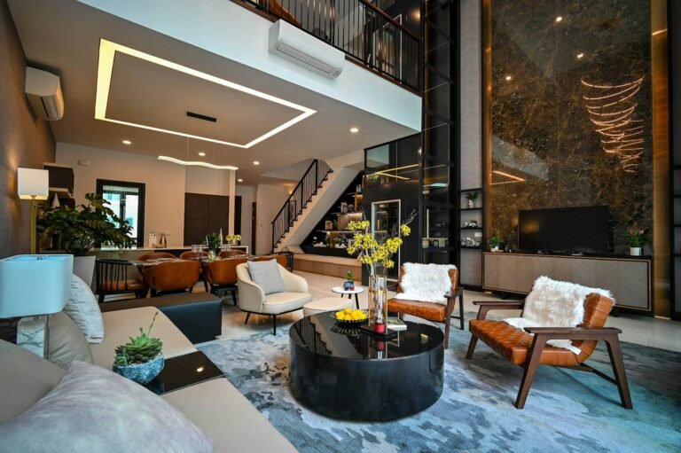 Sala de estar moderna com mobiliário planejado