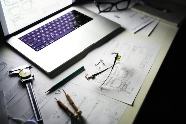 Mesa de projeto com desenhos técnicos e protótipo
