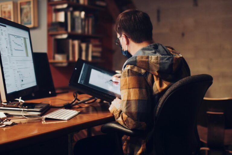 Designer desenvolvendo ideias em tablet digital