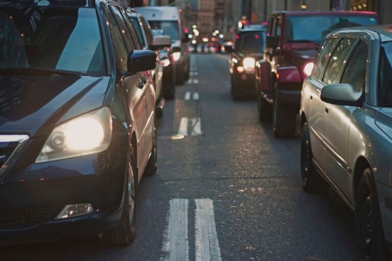 Fila de veículos em via urbana