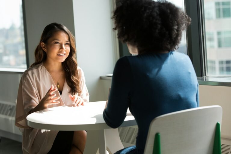 Duas mulheres conversando em atendimento de acolhimento