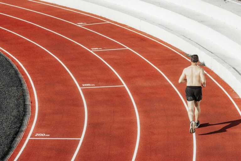 Atleta correndo em pista de atletismo