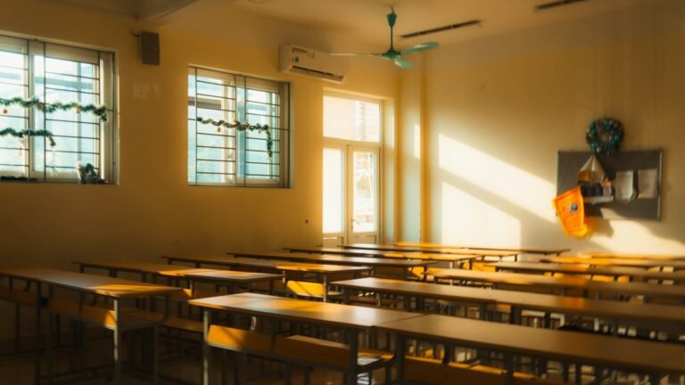 Sala de aula com carteiras organizadas