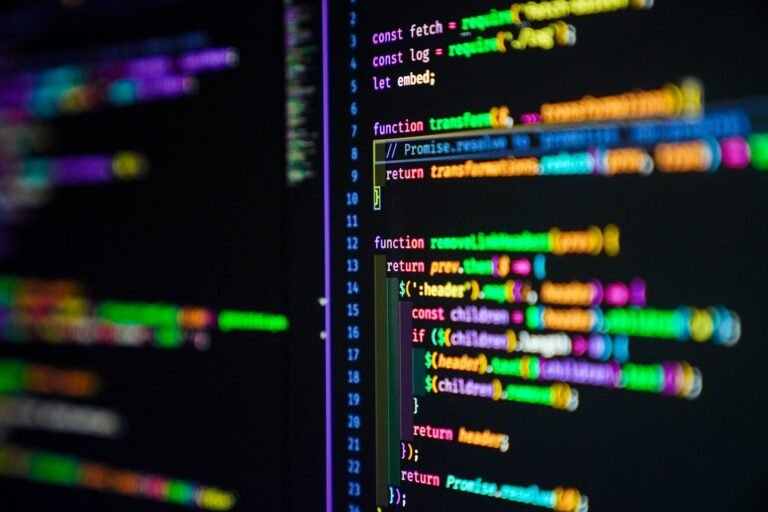 Editor de código em monitor de computador