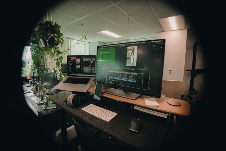 Estação de trabalho com múltiplos monitores