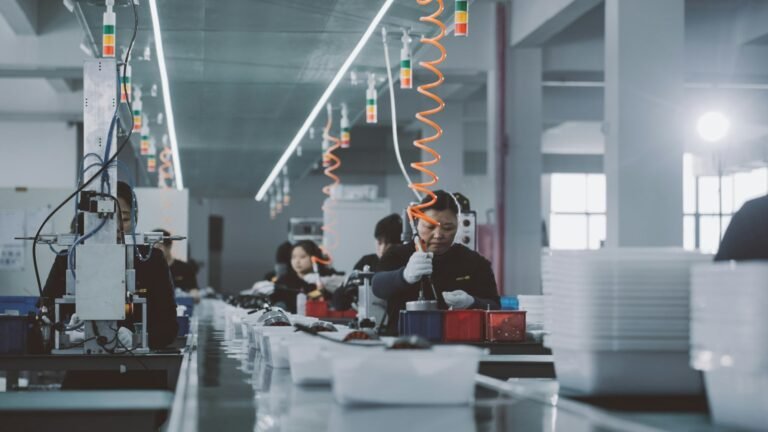 Equipe trabalhando em linha de produção industrial
