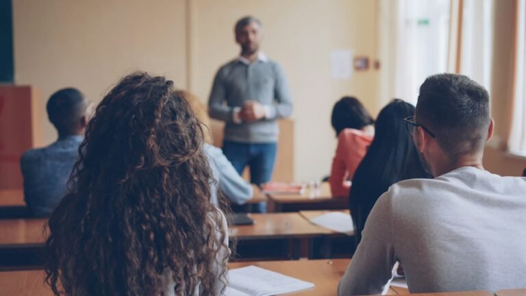 Professor em debate com estudantes em sala de aula