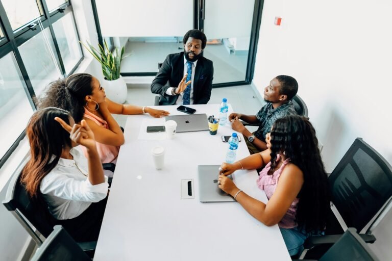 Equipe reunida em sala de reunião