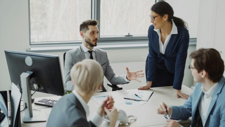 Profissionais colaborando em reunião de escritório