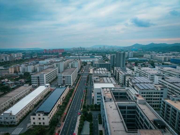 Vista aérea de parque industrial com galpões de produção