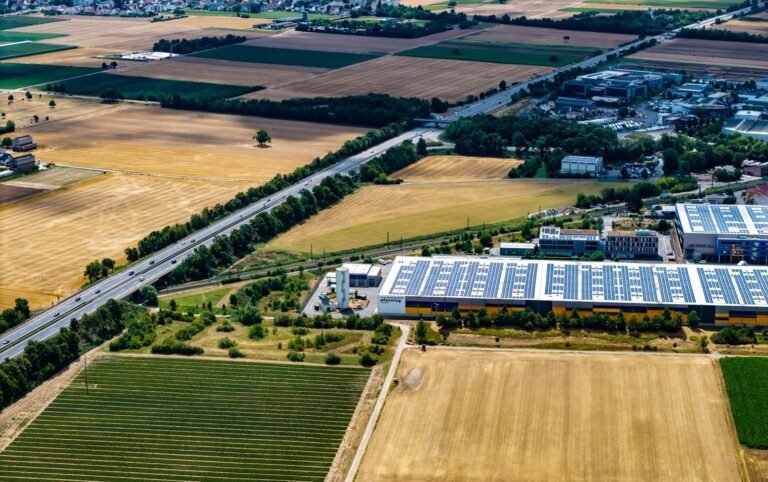 Vista aérea de área industrial e rodovia
