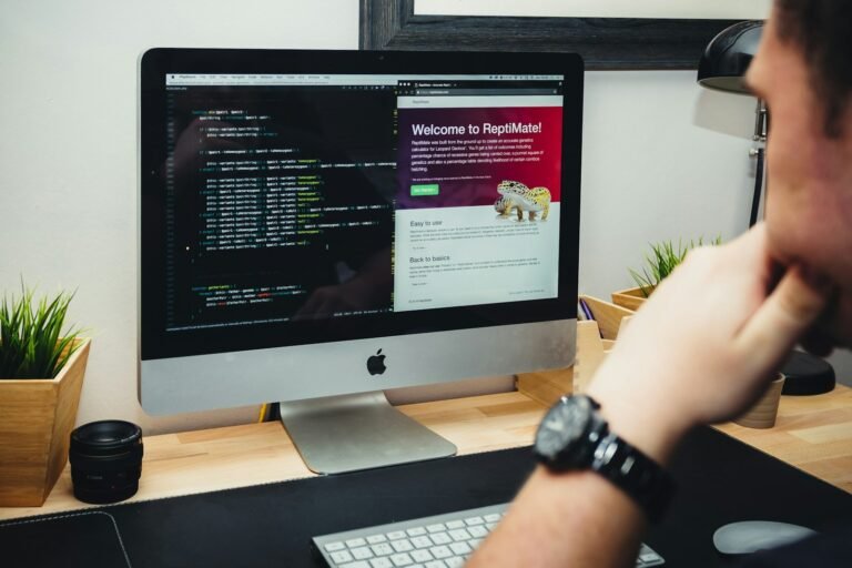 Estação de trabalho com computador e monitor