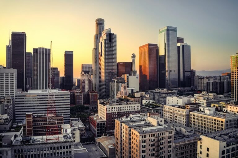 Edifícios altos de uma cidade ao anoitecer