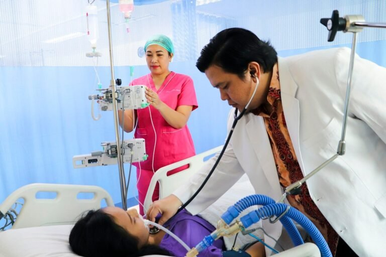 Enfermeira examinando paciente em consulta