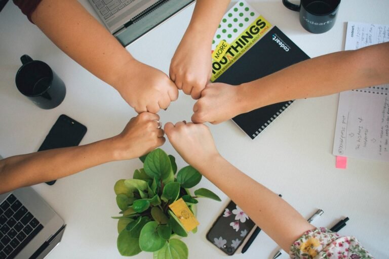Equipe unindo as mãos em reunião de trabalho