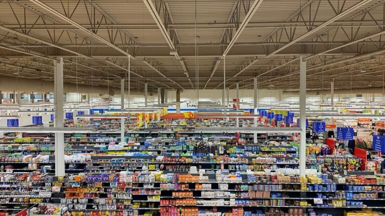Vista ampla de loja com corredores de produtos