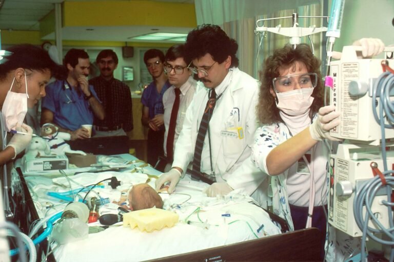 Equipe de saúde avaliando paciente em unidade hospitalar