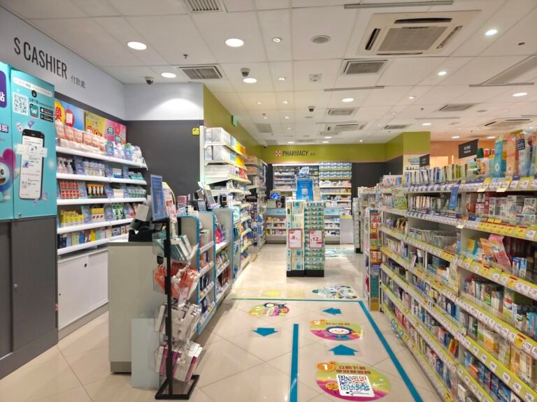 Interior de farmácia com prateleiras de medicamentos