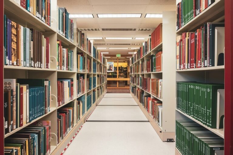 Longa fileira de livros em biblioteca