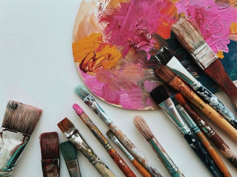 Conjunto de pincéis de pintura sobre mesa de trabalho