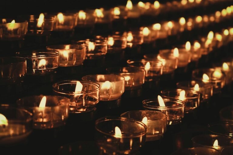 Velas acesas em suportes dentro de templo
