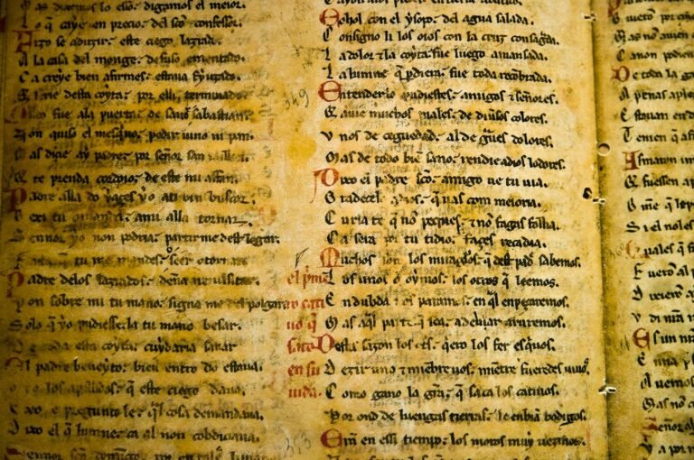 Livro antigo aberto com escrita manuscrita histórica