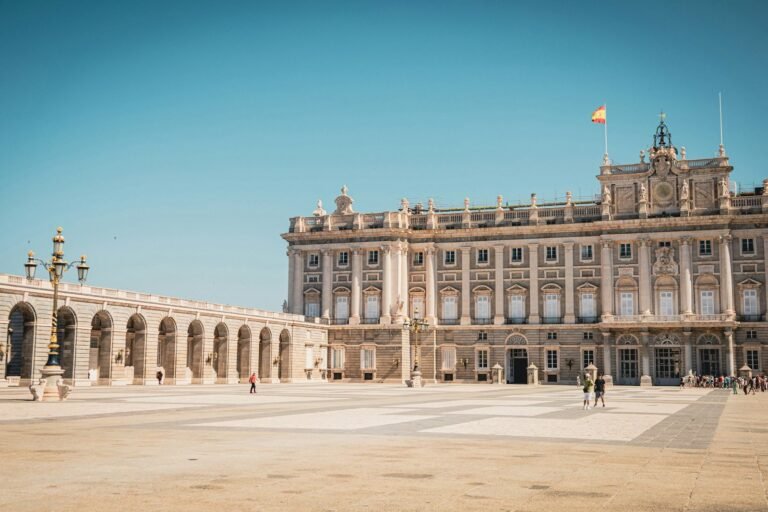 Pátio de palácio espanhol com pessoas caminhando