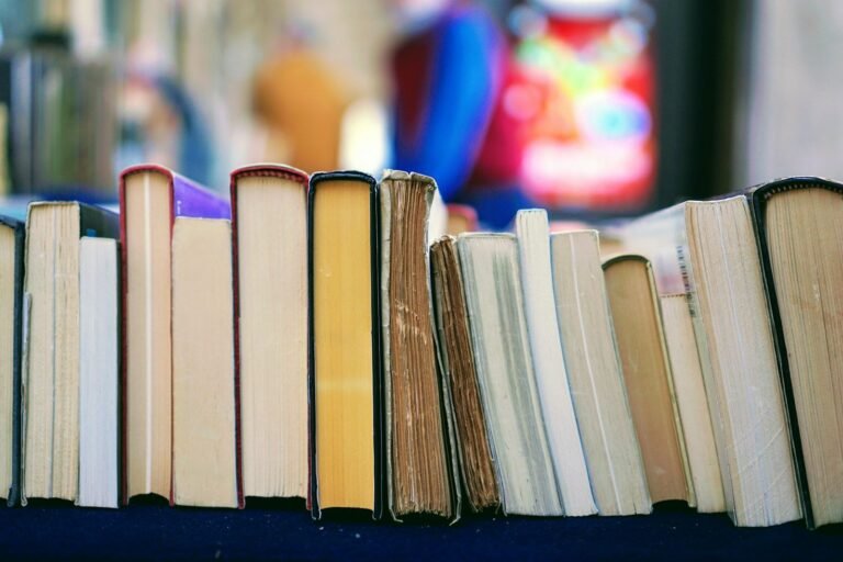 Livros expostos sobre mesa em feira de livros