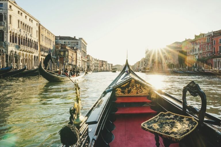 Gôndola navegando por canal de Veneza, na Itália