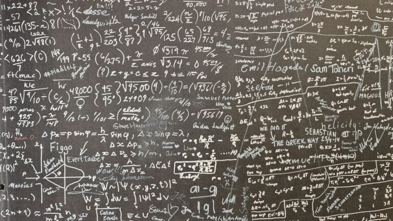 Quadro-negro coberto de equações matemáticas