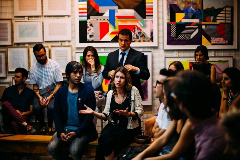 Grupo de pessoas reunidas em roda de debate