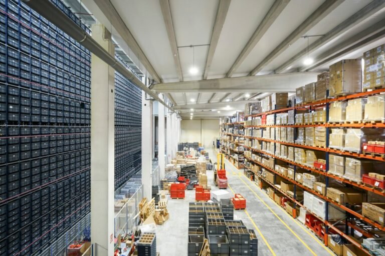 Armazém com grande volume de caixas organizadas