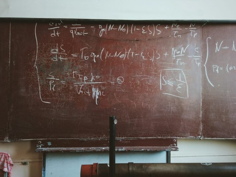 Equações matemáticas escritas em lousa