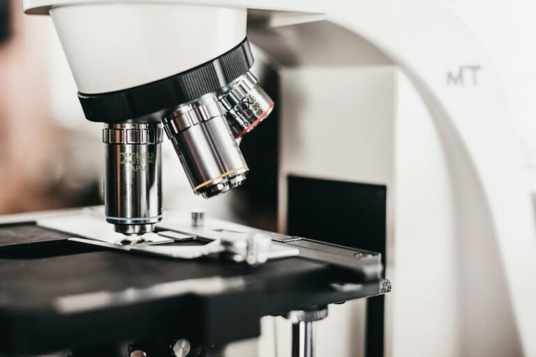 Microscópio de laboratório com várias lentes objetivas