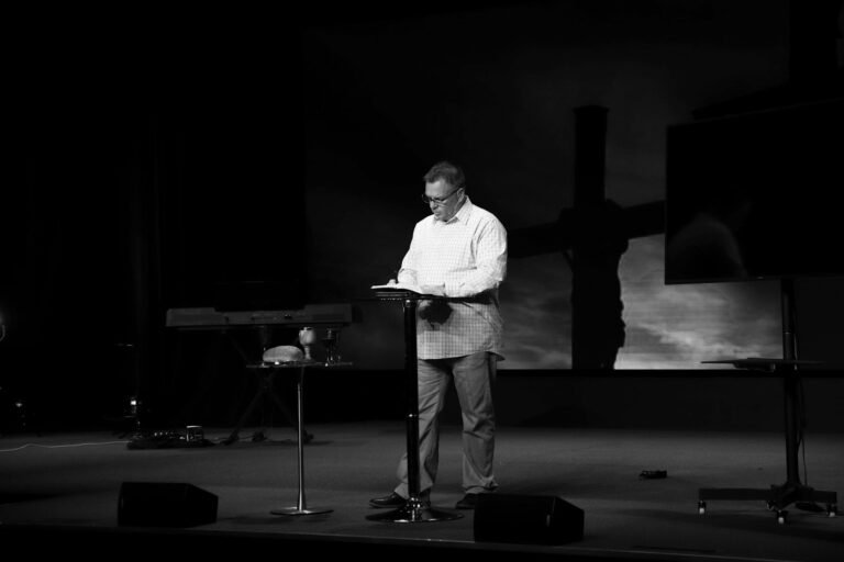 Pastor ministrando mensagem no púlpito