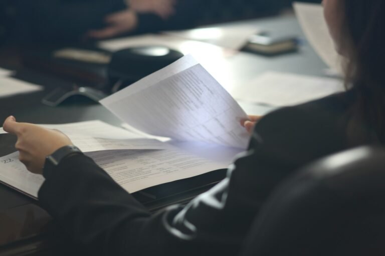 Mulher analisando documentos em um escritório