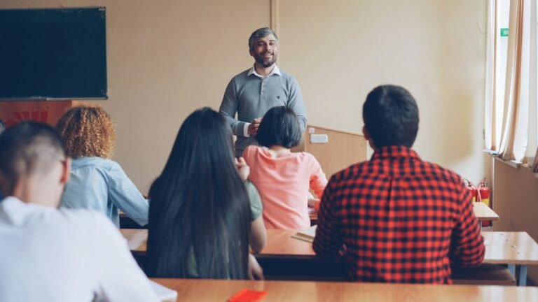 Professora dando aula para estudantes em sala