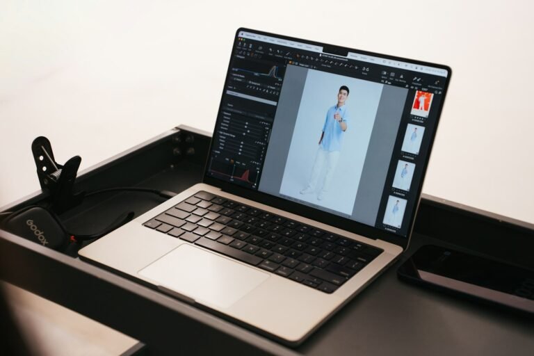 Notebook com software de edição de imagem