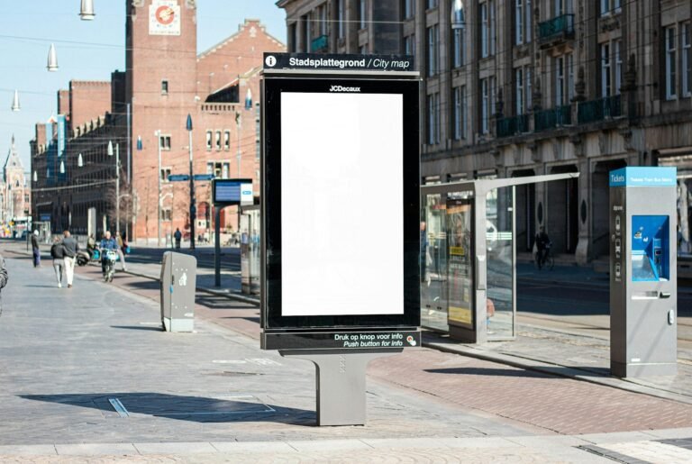 Painel publicitário em via urbana